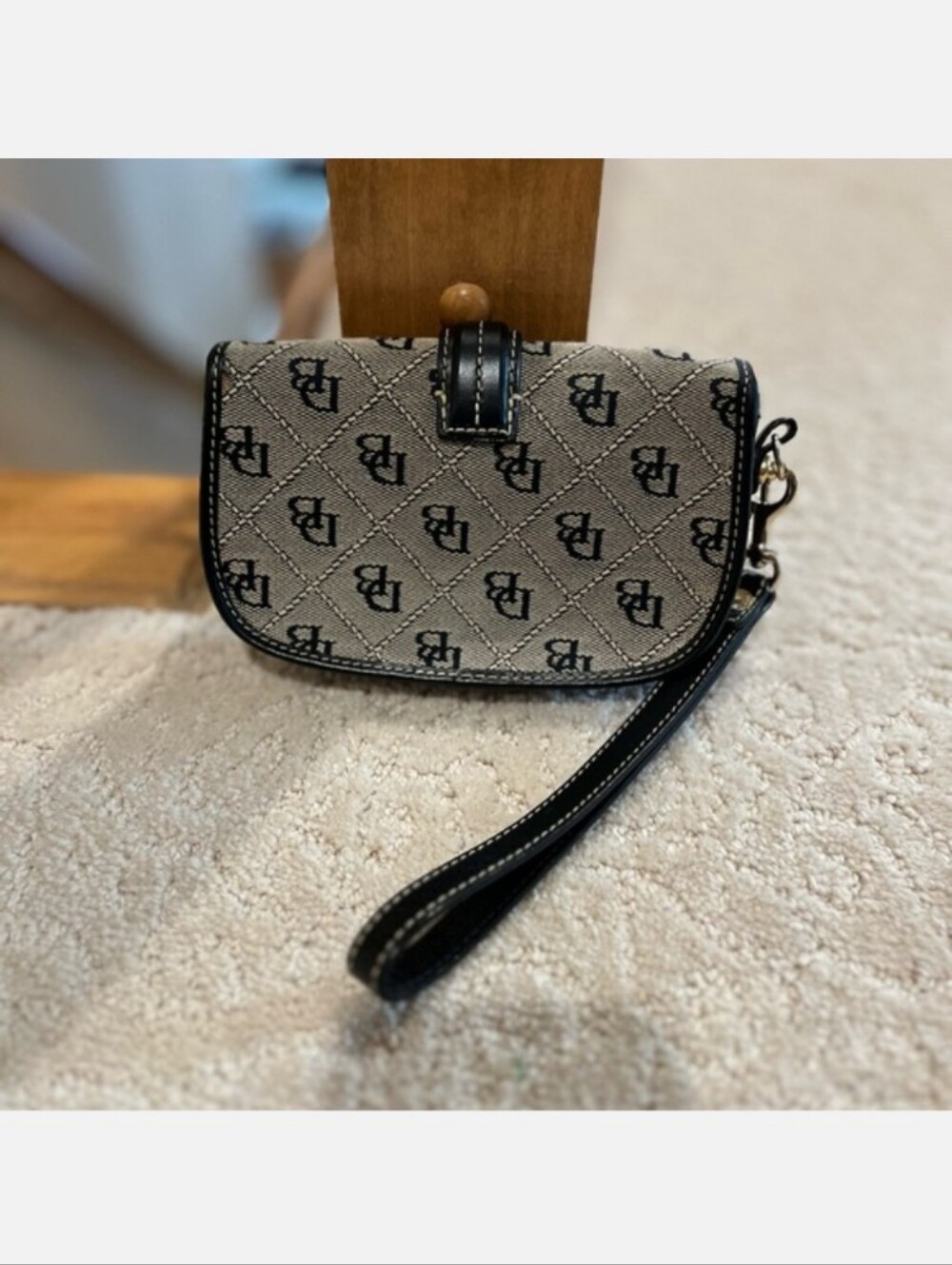 Dooney & Bourke Signature Logo Flap Wristlet Grey & Black NWOT - Picture 2 of 8